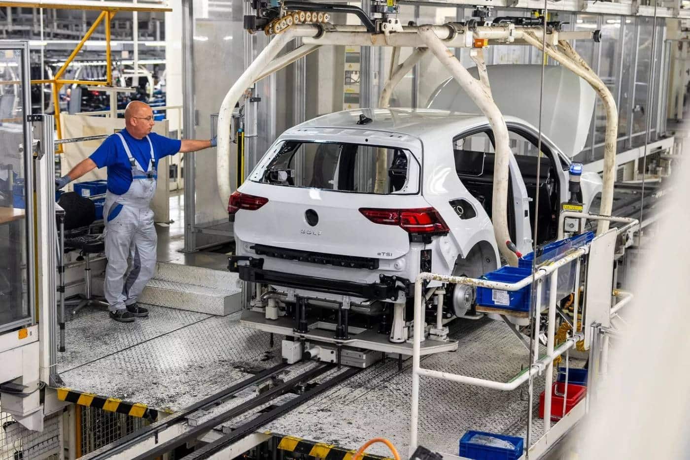 https://autogreeknews.gr/wp-content/uploads/2024/09/VW-German-Production-919-4.jpg
