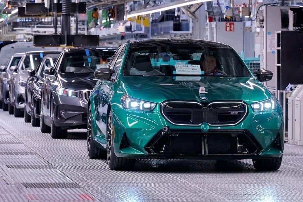 https://autogreeknews.gr/wp-content/uploads/2024/09/bmw-assembly-line.jpg