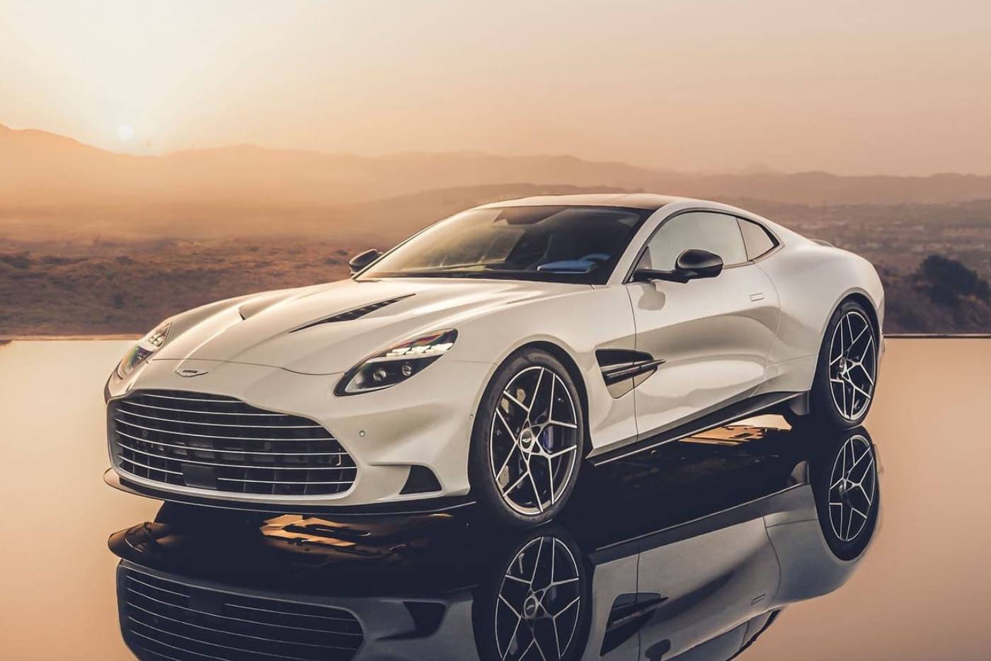 https://autogreeknews.gr/wp-content/uploads/2024/09/new-aston-martin-vanquish.jpg