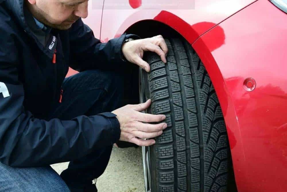 https://autogreeknews.gr/wp-content/uploads/2024/09/new-tyres-front-vs-back.jpg