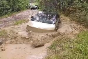tesla-cybertruck-shows-some-real-off-roading-skill (1)