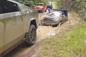 tesla-cybertruck-shows-some-real-off-roading-skill (3)
