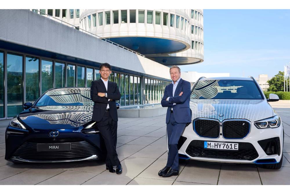 https://autogreeknews.gr/wp-content/uploads/2024/09/toyota-chef-sato-mit-dem-mirai-und-bmw-chef-zipse-.jpg