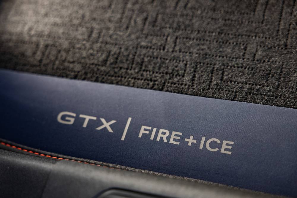 https://autogreeknews.gr/wp-content/uploads/2024/09/volkswagen-reveals-one-off-id3-gtx-fireice-at-id-m-13.jpg