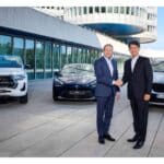 zipse-und-sato-vor-der-kulisse-des-bmw-vierzylinde (1)