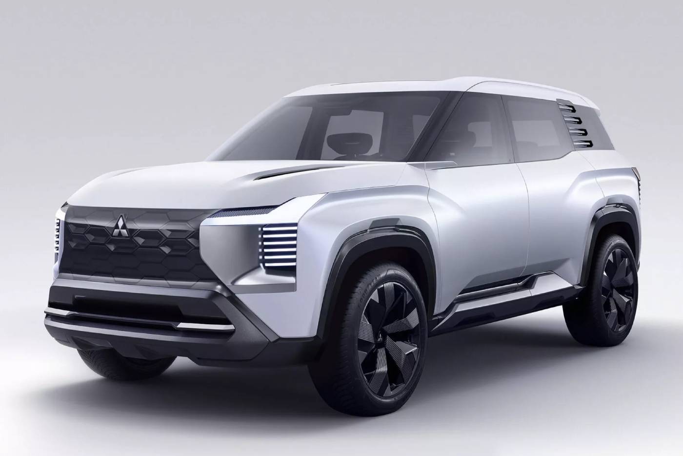 https://autogreeknews.gr/wp-content/uploads/2024/10/2024-Mitsubishi-DST-Concept-6-2048x1366-1.jpg