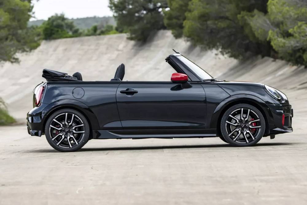 https://autogreeknews.gr/wp-content/uploads/2024/10/2025-MINI-John-Cooper-Works-Convertible-3-2048x136-1.jpg
