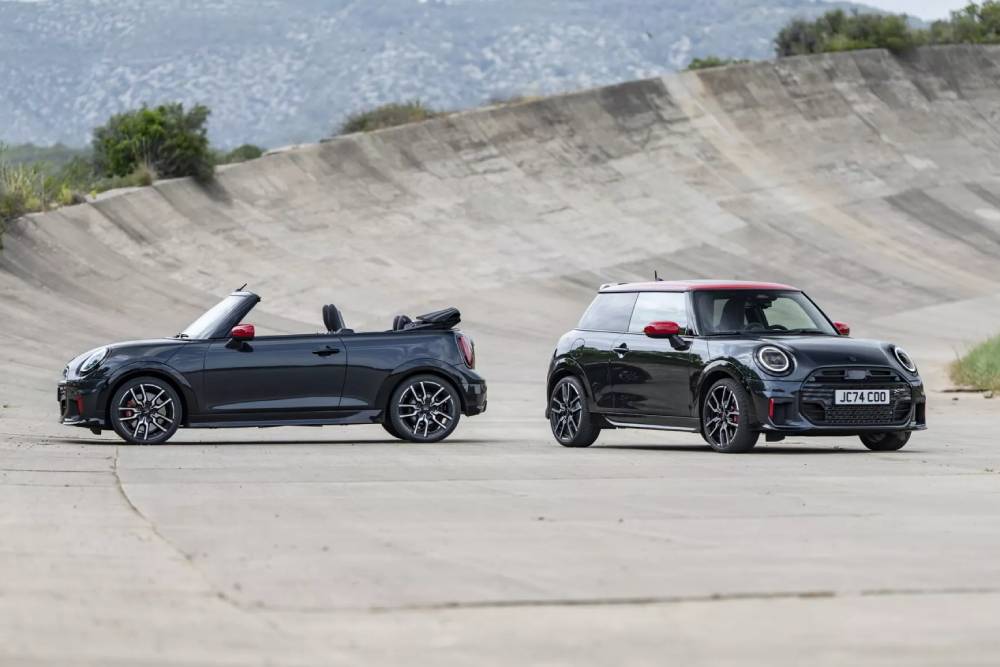 https://autogreeknews.gr/wp-content/uploads/2024/10/2025-MINI-John-Cooper-Works-Family-6-2048x1366-1.jpg