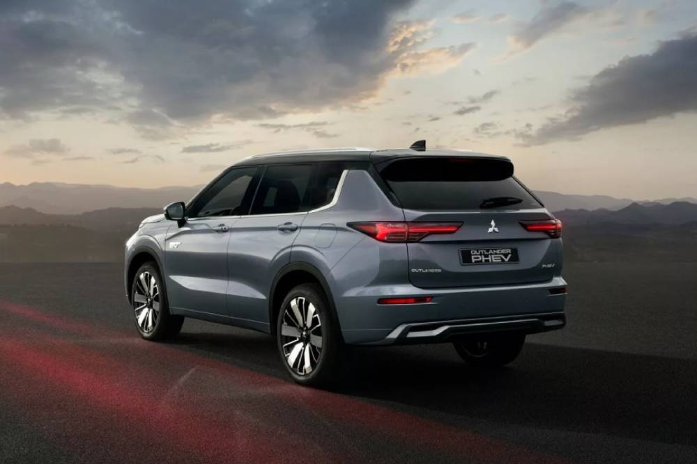 https://autogreeknews.gr/wp-content/uploads/2024/10/2025-Mitsubishi-Outlander-PHEV-6.jpg
