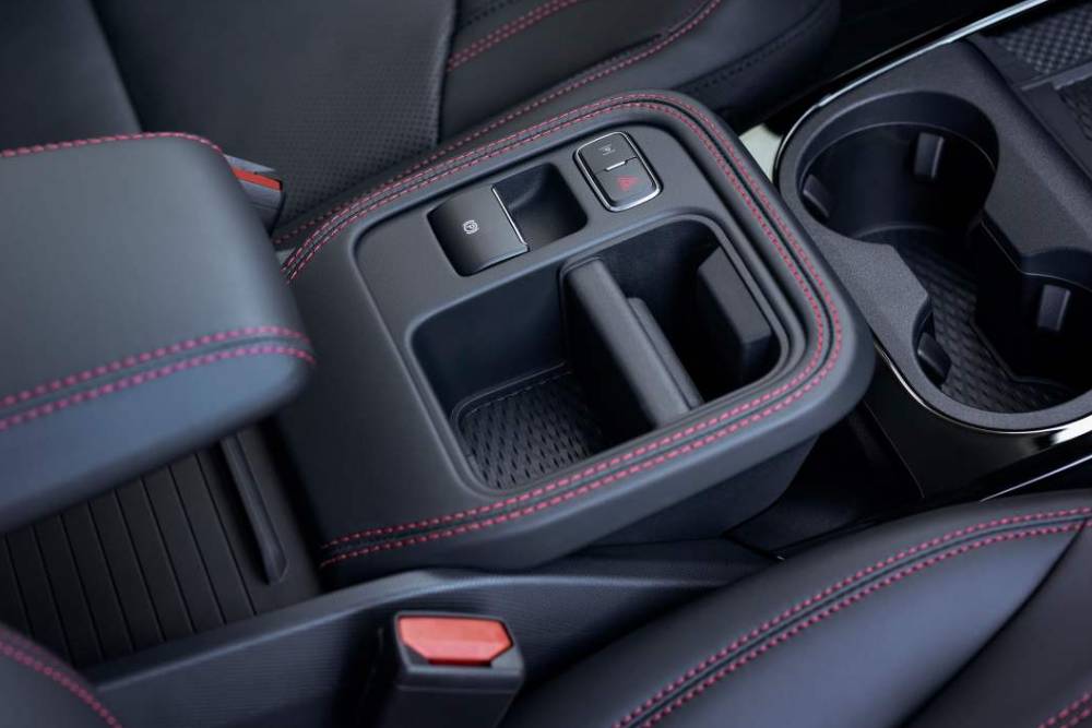 https://autogreeknews.gr/wp-content/uploads/2024/10/2025-Mustang-Mach-E-cupholder-and-arm-rest_xw5cen.jpg