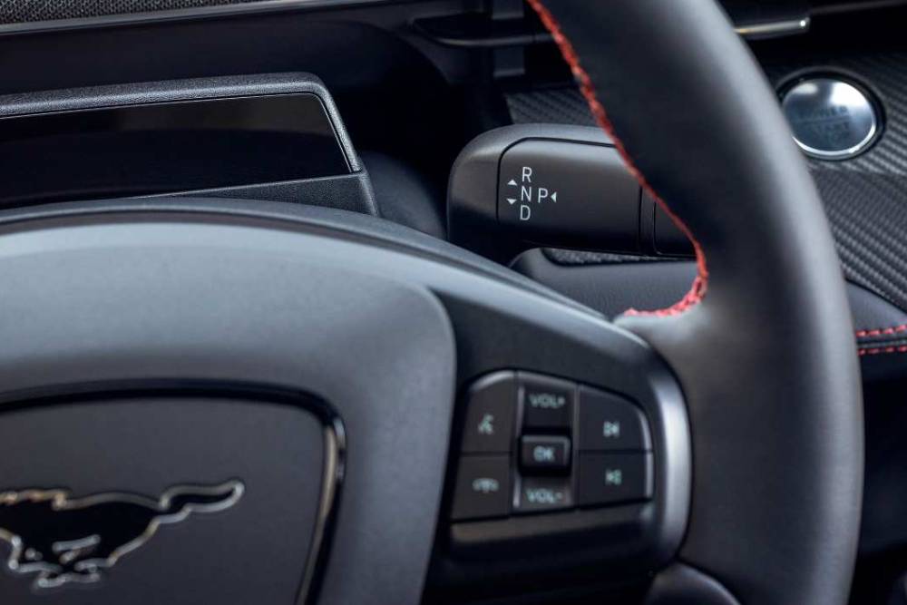 https://autogreeknews.gr/wp-content/uploads/2024/10/2025-Mustang-Mach-E-drive-select-and-steering-whee.jpg
