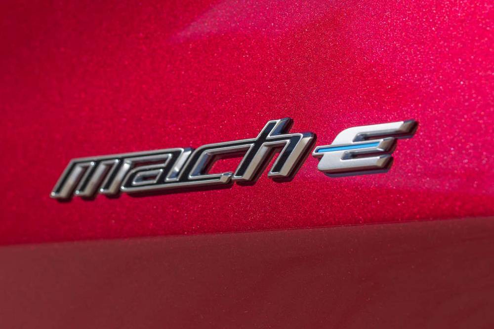 https://autogreeknews.gr/wp-content/uploads/2024/10/2025-Mustang-Mach-E-model-badging_agmueo.jpg