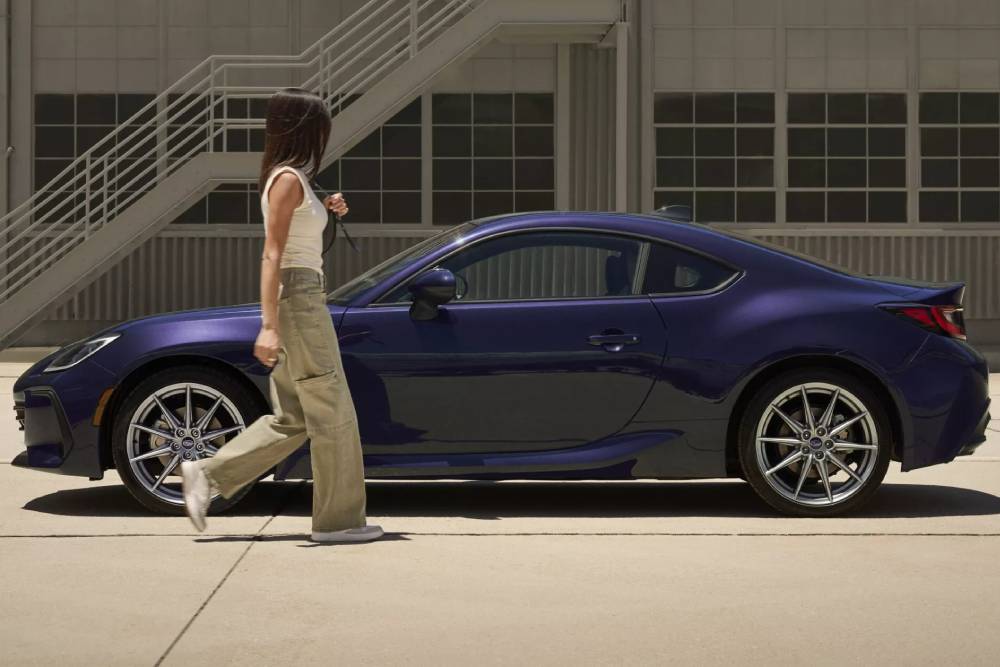 https://autogreeknews.gr/wp-content/uploads/2024/10/2025-Subaru-BRZ-ts-Purple-Edition-4-2048x1262-1.jpg
