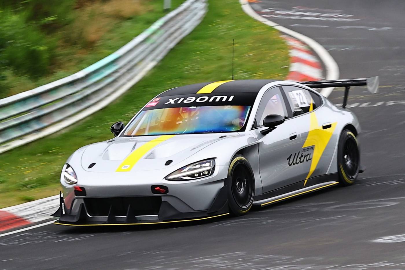 Η Xiaomi ισοπέδωσε την Porsche μέσα στο Nurburgring (+video)