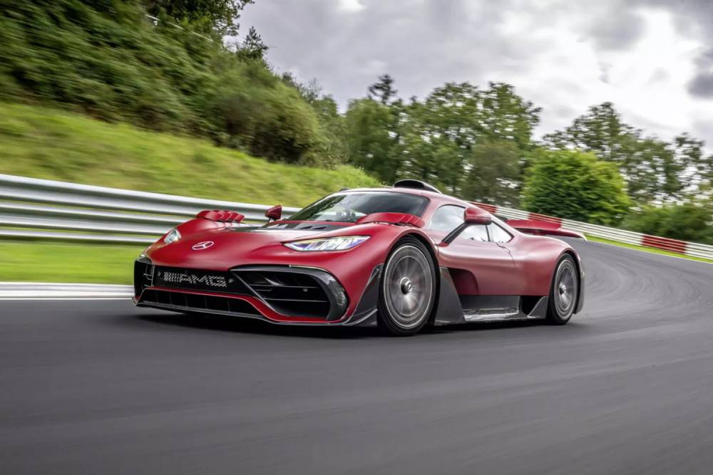 https://autogreeknews.gr/wp-content/uploads/2024/10/Mercedes-Benz_AMG_ONE_Nordschleife_2024-7-2048x136-1.jpg