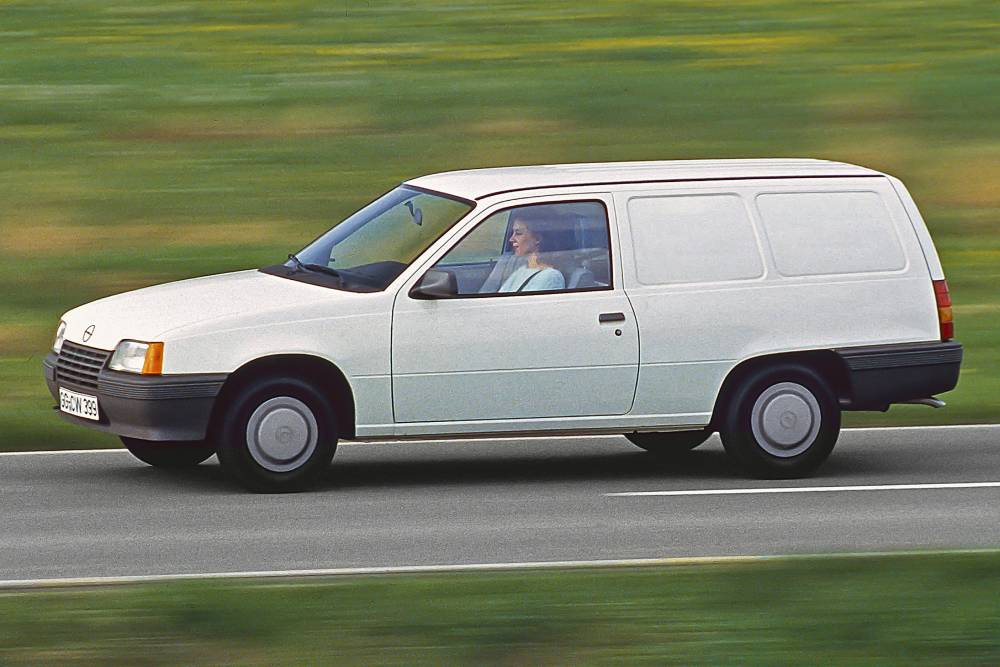 https://autogreeknews.gr/wp-content/uploads/2024/10/OpelKadettEDeliveryVan-1.jpg