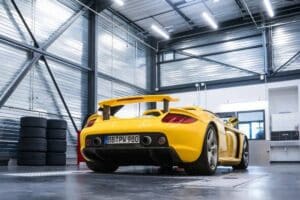 Porsche-Carrera-GT-1