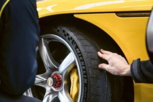 Porsche-Carrera-GT-2