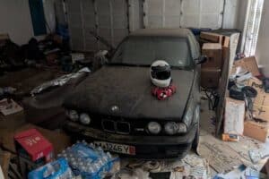 BMW M5 E34 ξεθάφτηκε από εγκαταλελειμμένη βίλα