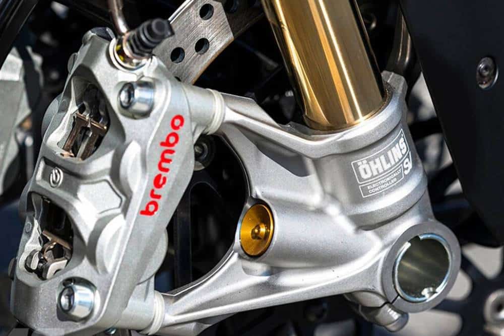 https://autogreeknews.gr/wp-content/uploads/2024/10/brembo-ohlins.jpg