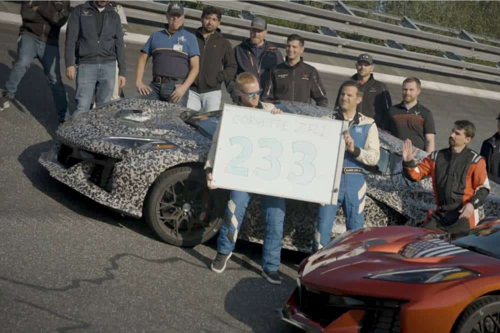 https://autogreeknews.gr/wp-content/uploads/2024/10/corvette-zr1-hits-233-mph-with-gm-s-president-at-t-1.jpg