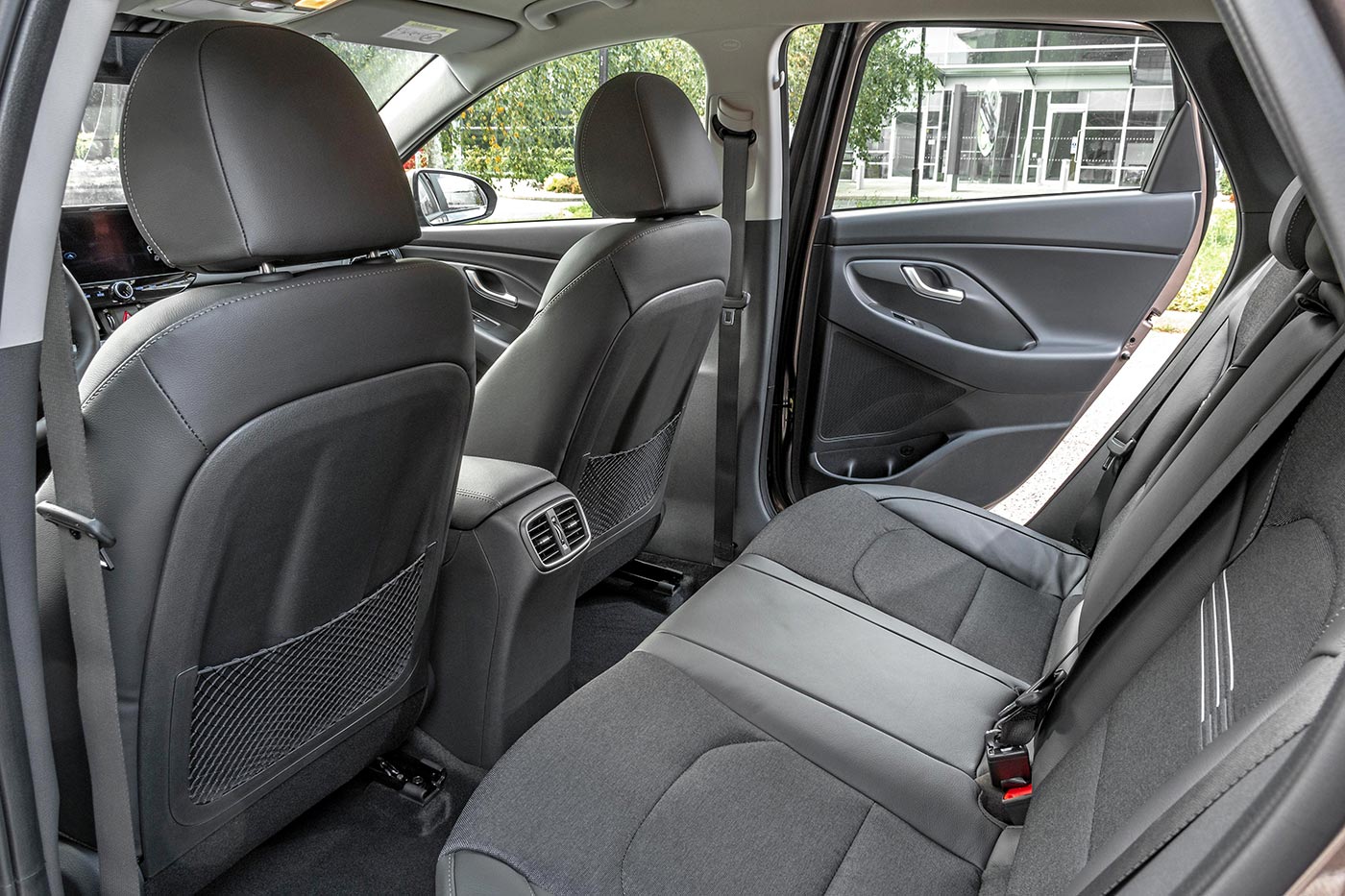 https://autogreeknews.gr/wp-content/uploads/2024/10/hyundai-i30-hatchback-rear-seat.jpg