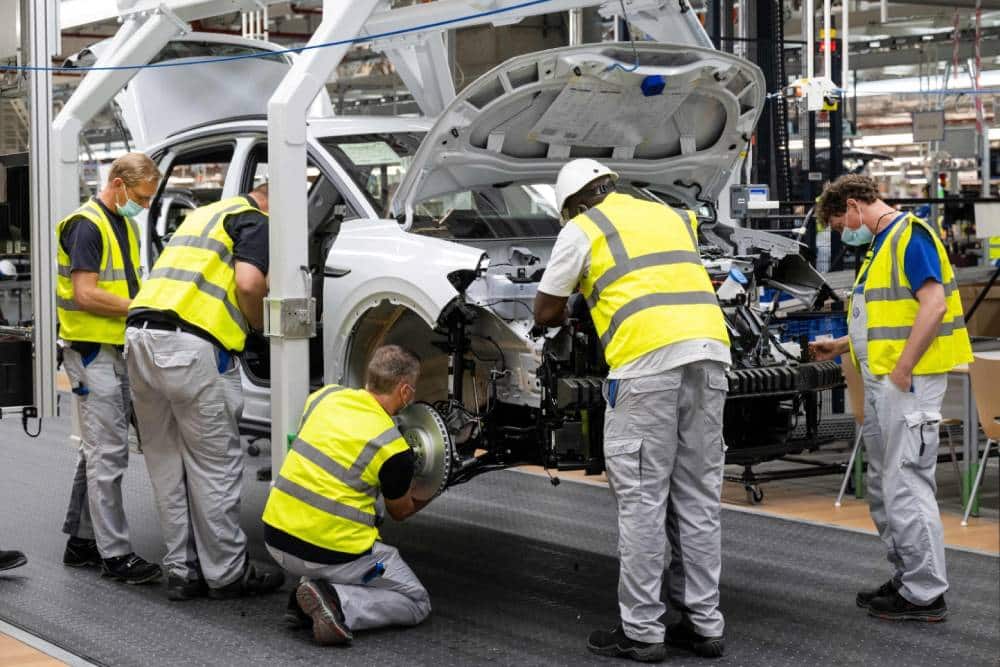 https://autogreeknews.gr/wp-content/uploads/2024/10/job-losses-car-industry.jpg