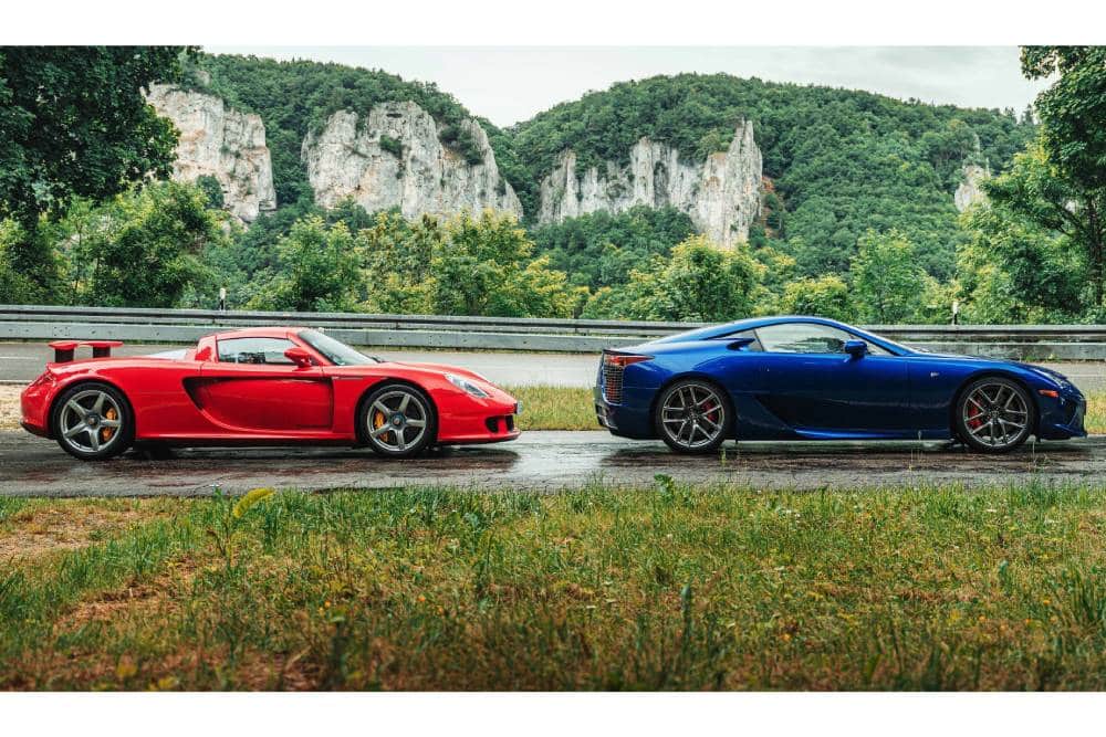 https://autogreeknews.gr/wp-content/uploads/2024/10/porsche-carrera-gt-vs-lexus-lfa-03.jpg
