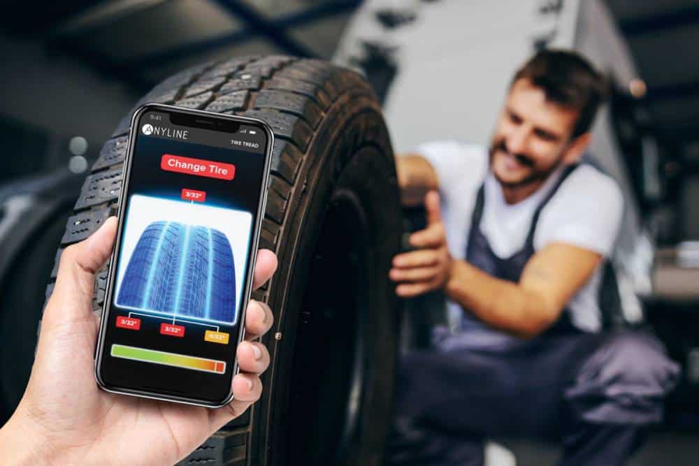 https://autogreeknews.gr/wp-content/uploads/2024/10/smartphone-tire-measure.jpg