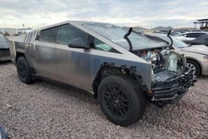 this-brand-new-tesla-cybertruck-was-crashed-and-ab (2)