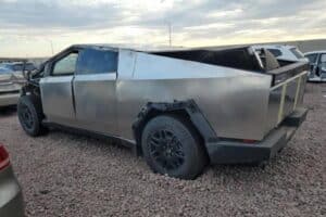 this-brand-new-tesla-cybertruck-was-crashed-and-ab (3)