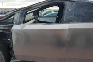 this-brand-new-tesla-cybertruck-was-crashed-and-ab (4)