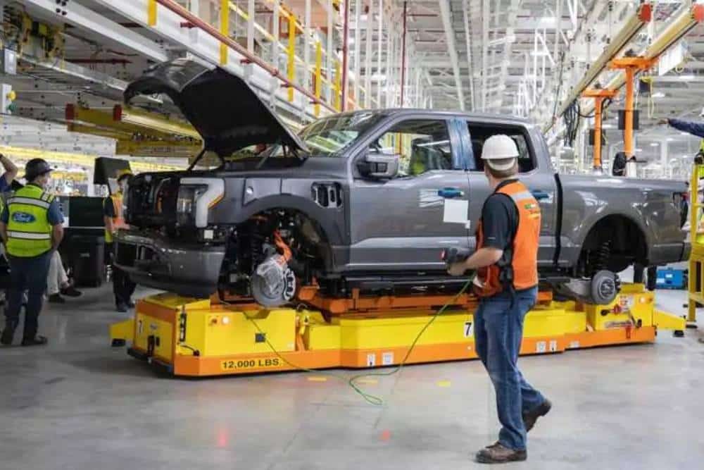 https://autogreeknews.gr/wp-content/uploads/2024/11/2022-ford-f-150-lightning-production-1.jpg
