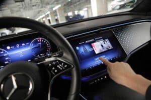 Mercedes-Benz-improves-automated-parking-(2)