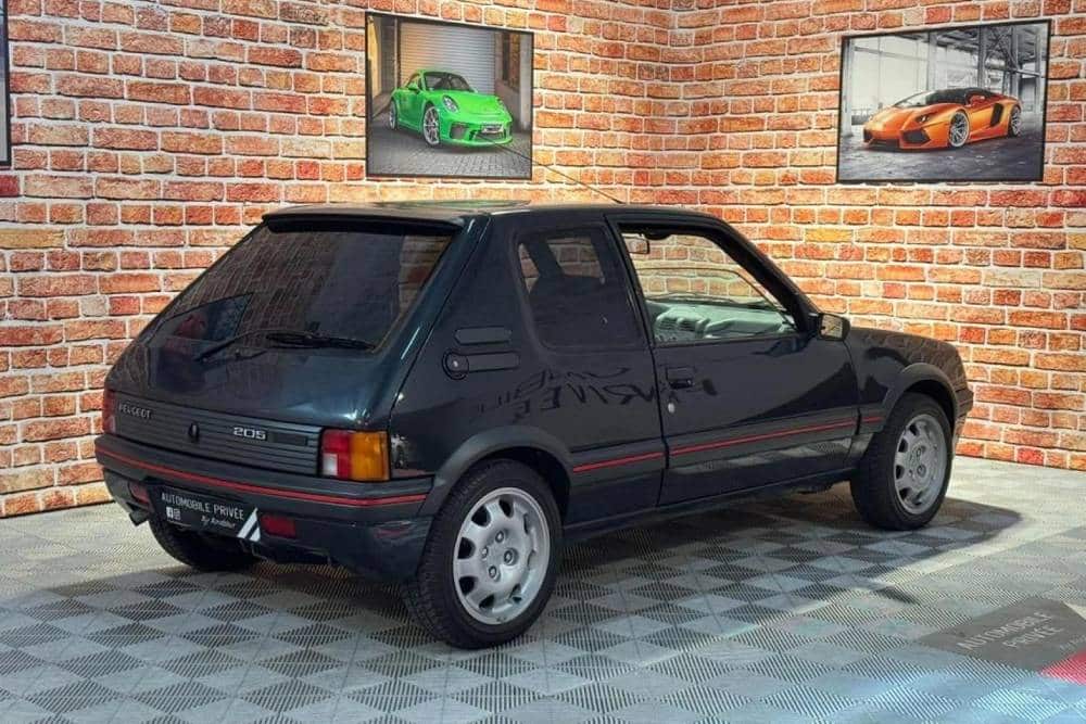 https://autogreeknews.gr/wp-content/uploads/2024/11/Peugeot_205_GTi_1990_obrneny_Bernard_Arnault_2024_-3.jpg