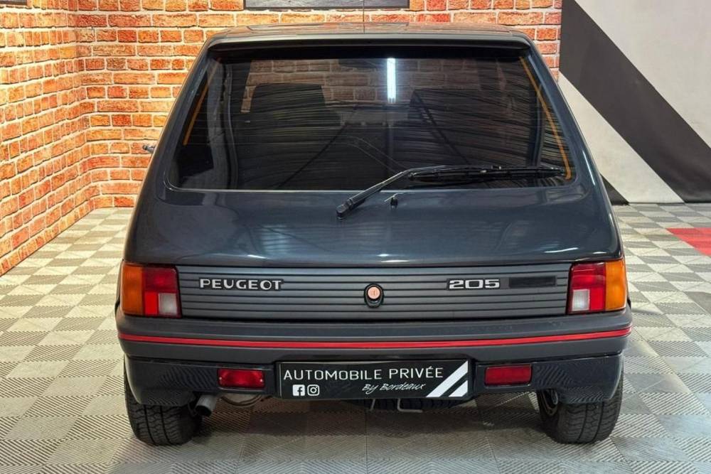 https://autogreeknews.gr/wp-content/uploads/2024/11/Peugeot_205_GTi_1990_obrneny_Bernard_Arnault_2024_-4.jpg