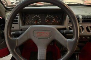 Peugeot_205_GTi_1990_obrneny_Bernard_Arnault_2024_ (8)