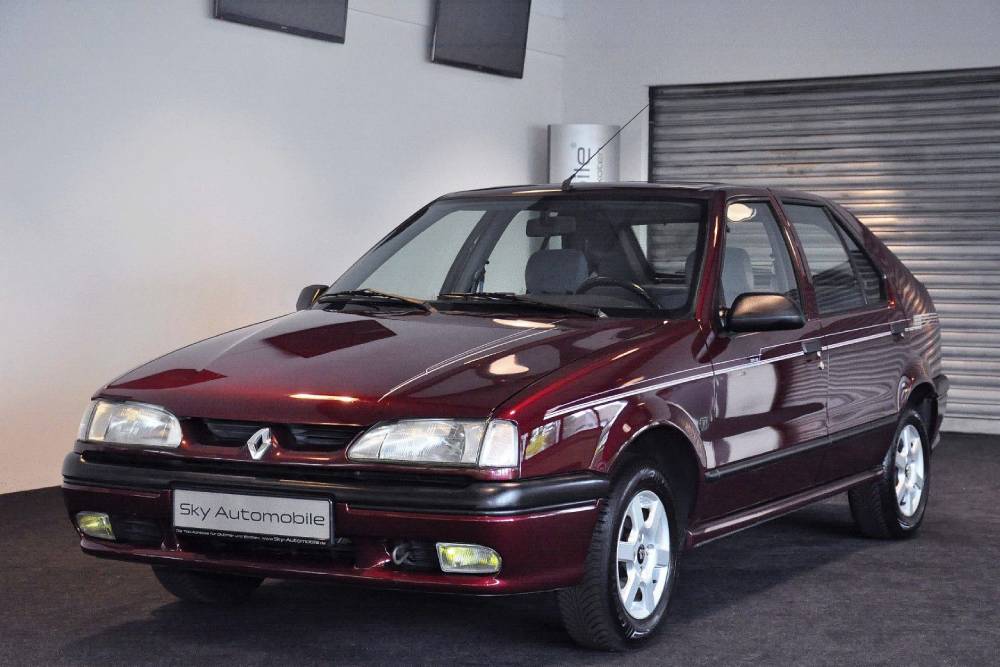 https://autogreeknews.gr/wp-content/uploads/2024/11/Renault_R_19_1992_for_sale-1.jpg
