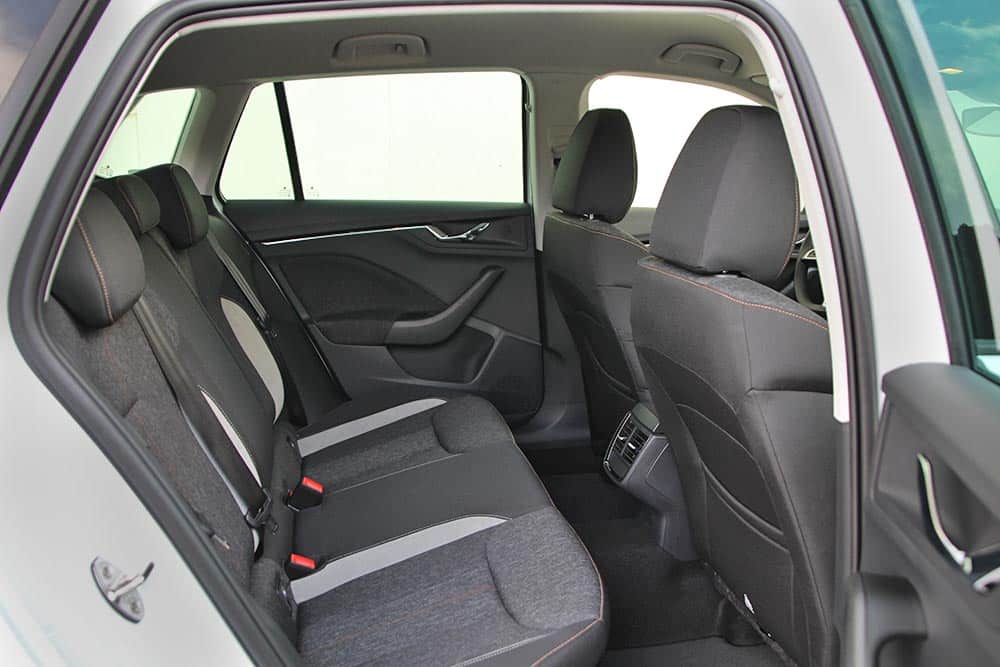https://autogreeknews.gr/wp-content/uploads/2024/11/Skoda-Kamiq-rear-seat.jpg