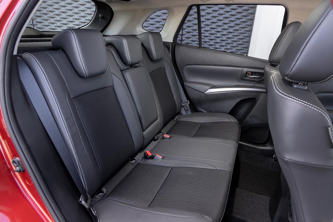 https://autogreeknews.gr/wp-content/uploads/2024/11/Suzuki_S-Cross_rear_seat.jpg