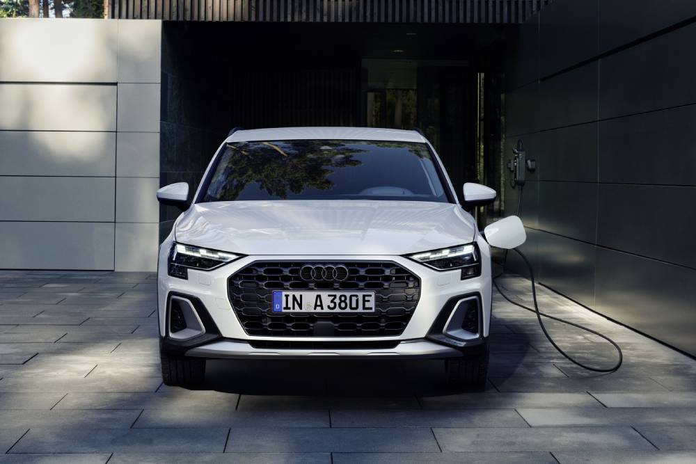 https://autogreeknews.gr/wp-content/uploads/2024/11/audi-launches-jacked-up-a3-allstreet-with-plug-in-4.jpg