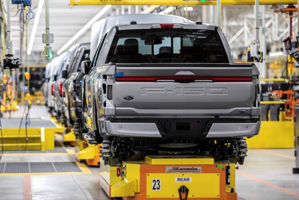 https://autogreeknews.gr/wp-content/uploads/2024/11/ford-f-150-lightning-assembly-line.jpg