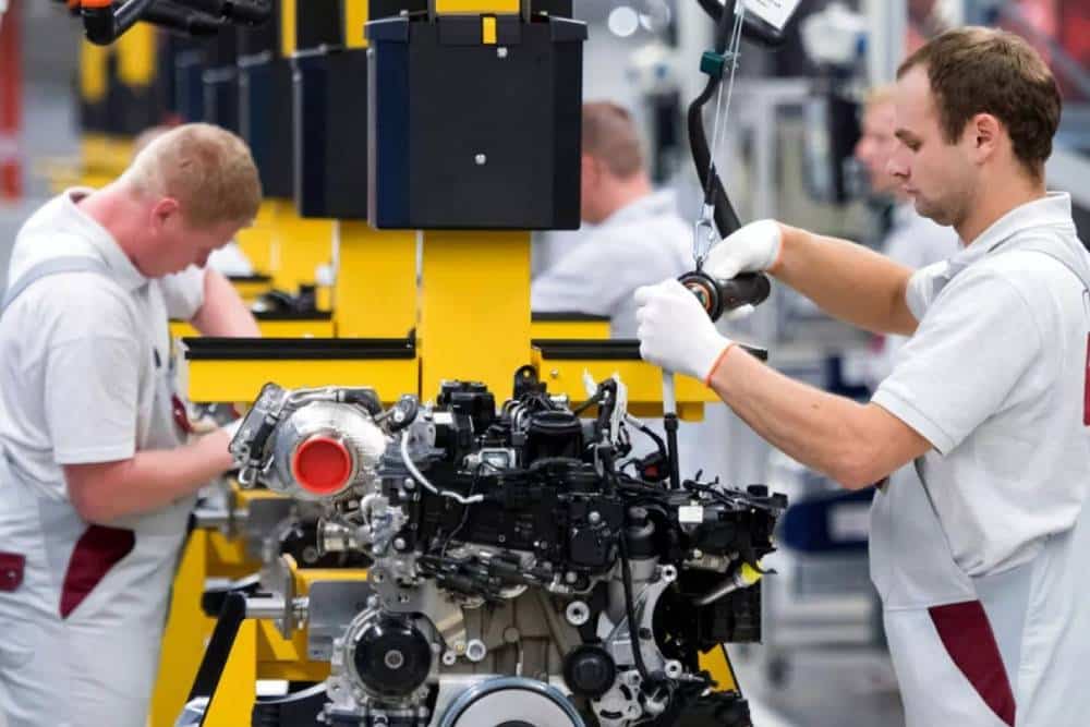 https://autogreeknews.gr/wp-content/uploads/2024/11/germany-job-losses-assembly-line-02.jpg