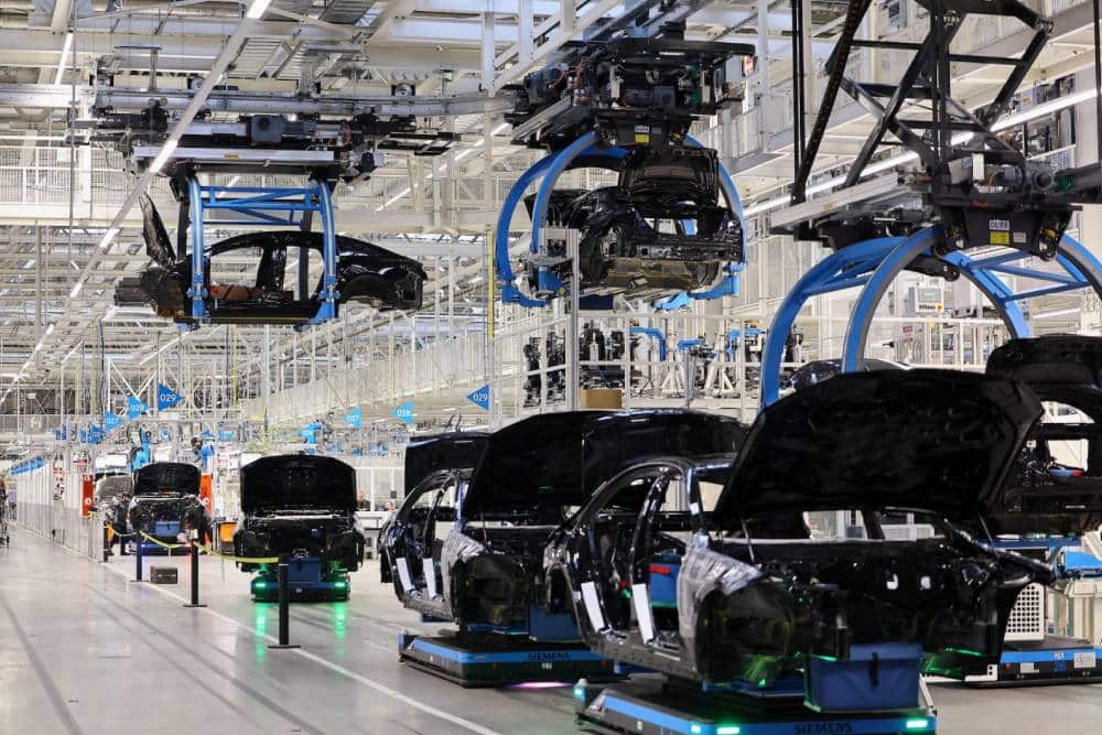 https://autogreeknews.gr/wp-content/uploads/2024/11/germany-job-losses-assembly-line.jpg