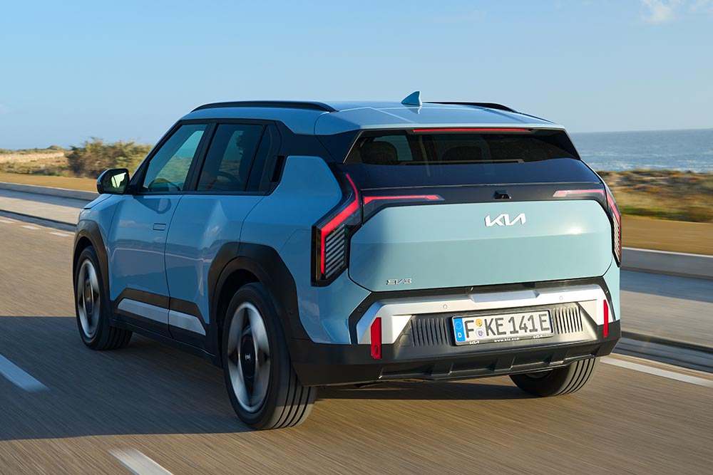 https://autogreeknews.gr/wp-content/uploads/2024/11/kia-ev3-baseline-frost-blue-dynamic-hires-006.jpg