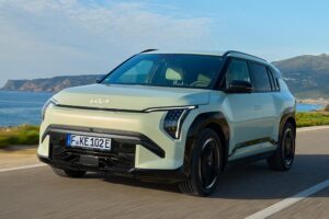 kia-ev3-gtline-aventurine-green-dynamic-hires-003