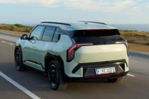 kia-ev3-gtline-aventurine-green-dynamic-hires-008