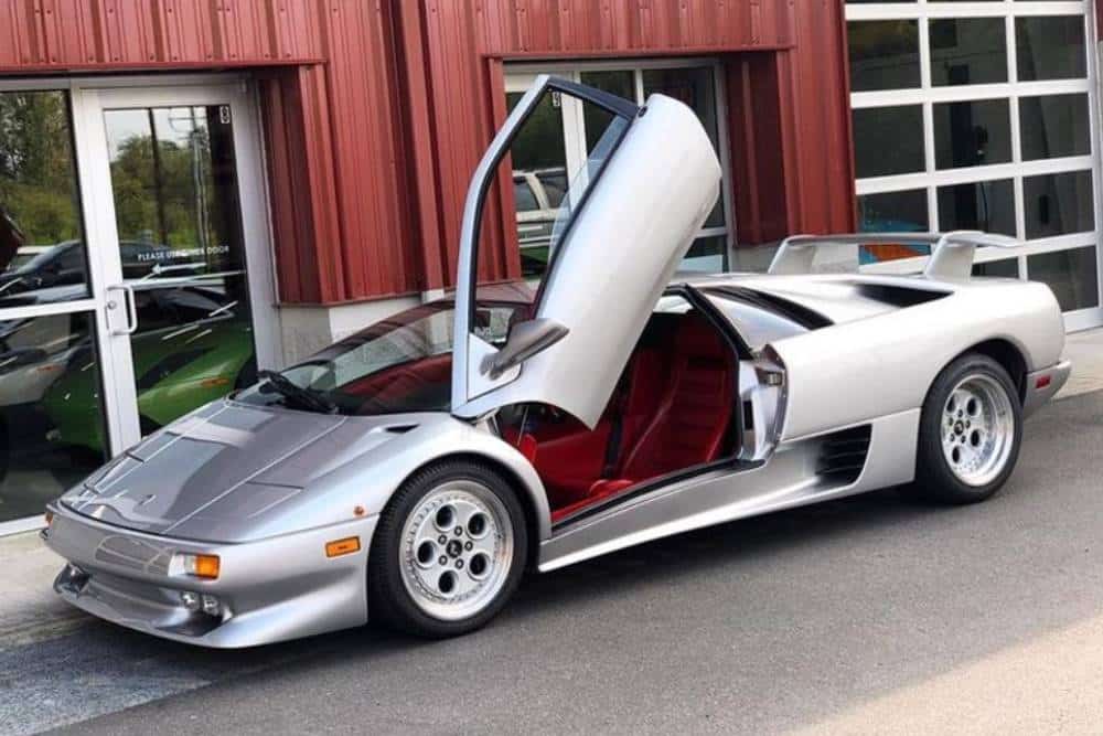 https://autogreeknews.gr/wp-content/uploads/2024/11/lamborghini-diablo-fell-off-ramp-03.jpg
