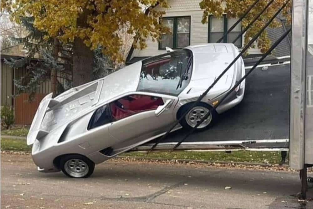 https://autogreeknews.gr/wp-content/uploads/2024/11/lamborghini-diablo-fell-off-ramp-04.jpg