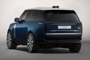 land-rover-throws-the-ball-in-bentleys-yard-with-u (1)